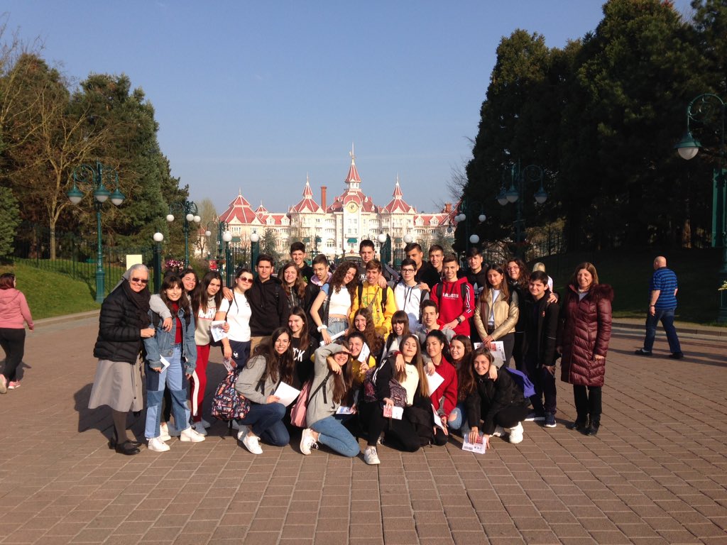 mda_francais's tweet photo. A punto de pasar un día maravilloso y divertido en Eurodisney @_mdangels https://t.co/Radefm2U0A