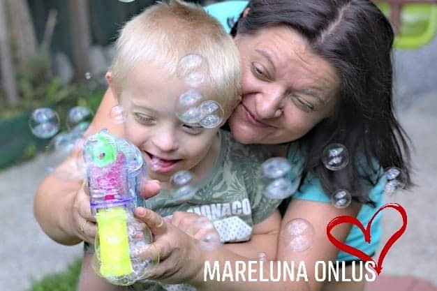 MarelunaOnlus's tweet photo. Bisogna somigliarsi
un po’ per comprendersi, 
ma bisogna essere un po’ 
differenti per amarsi.
PAUL GÉRALDY

#emozioni #amore #cuore #heart #love #life #like #sindromedidown #sociale #disabilità #mani #istantmoment #istantlife #istantime #istantkids #integrazione #insieme https://t.co/zXp6ebGMrz