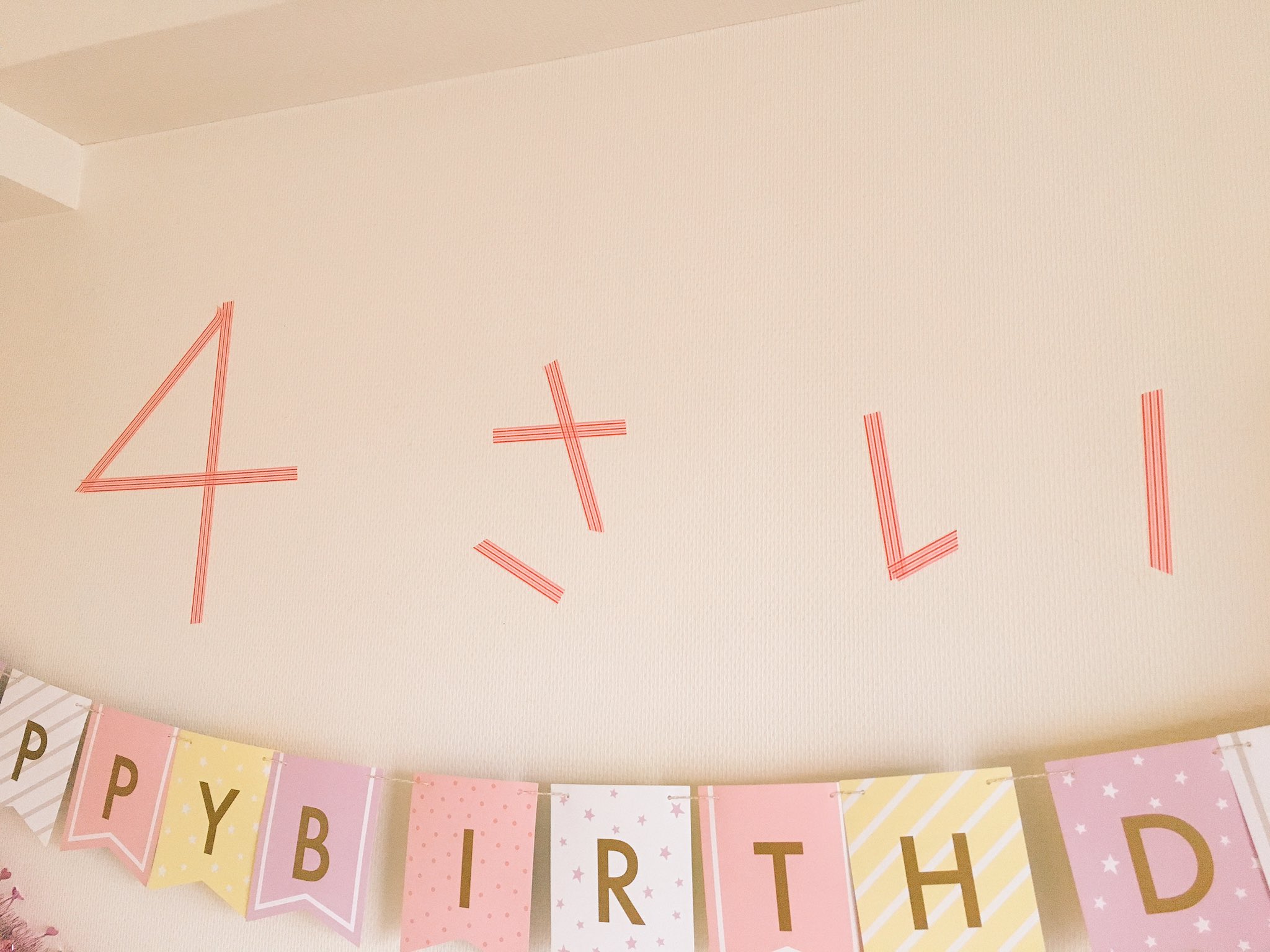 ユーラシア 息子の誕生日が近づいてきたので部屋を飾り付けしてて マスキングテープで壁に直接4さいおめでとうって貼ったら可愛いんじゃない と思ってやってみたら 字が角ばってるために猟奇殺人鬼が現場に残す不気味なメッセージっぽさが出て