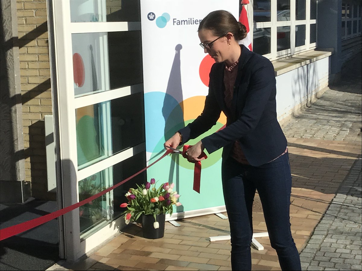 Danmarks nye familieretlige system er åbnet. Børne- og Socialminister <a href="/_MaiMercado/">Mai Mercado</a> klipper snoren foran det nye <a href="/familieretshus/">Familieretshuset</a> i Aabenraa #dksocial #dkpol #familieretshuset