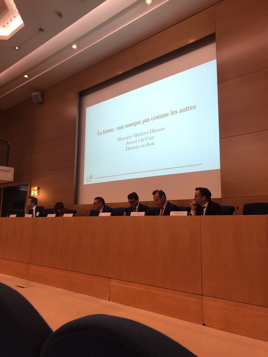 DeBoufflers's tweet photo. « La forme : une marque pas comme les autres » par Maître @matthieu_dhenne
#DeBoufflers #ConfMarques https://t.co/7Te3tAZpfc