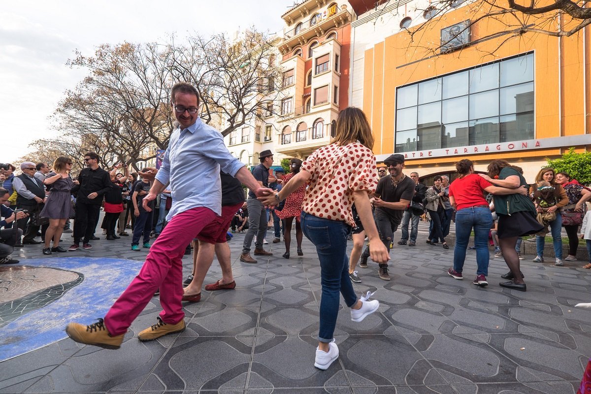 🎺🎶 El 25 d’abril s’inaugura l’exposició  “25è aniversari del Festival Dixieland de Tarragona” al #TeatreElMagatzem i, a continuació, davant el #TeatreMetropol, <a href="/tgnswing/">TGNswing</a> i Doc Scanlon’s Cool Cats Quartet donaran la benvinguda amb música i ball. #DixieTGN #HistòriesdelDixie