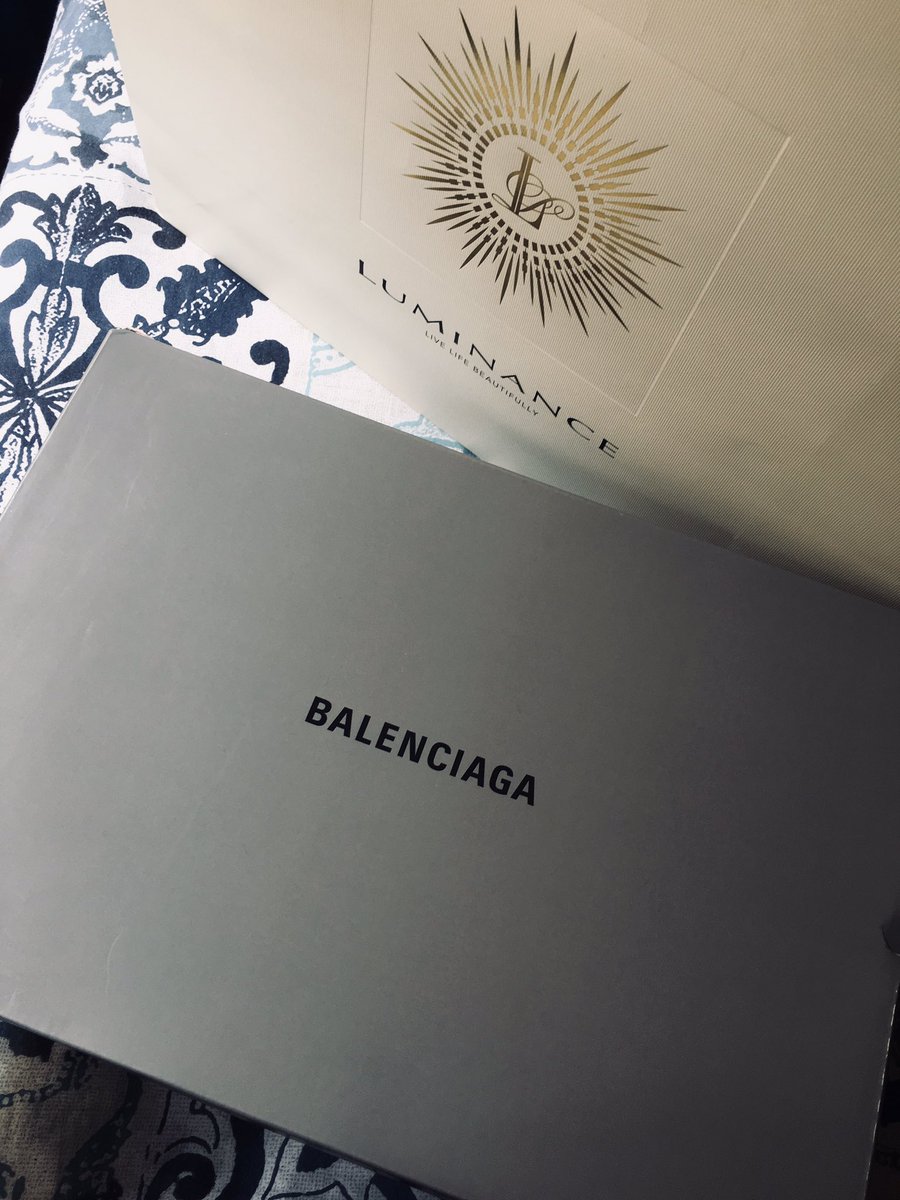 t_siinah's tweet photo. Anniversary Gift from My Everything♥️ https://t.co/JjSeNRtvKE