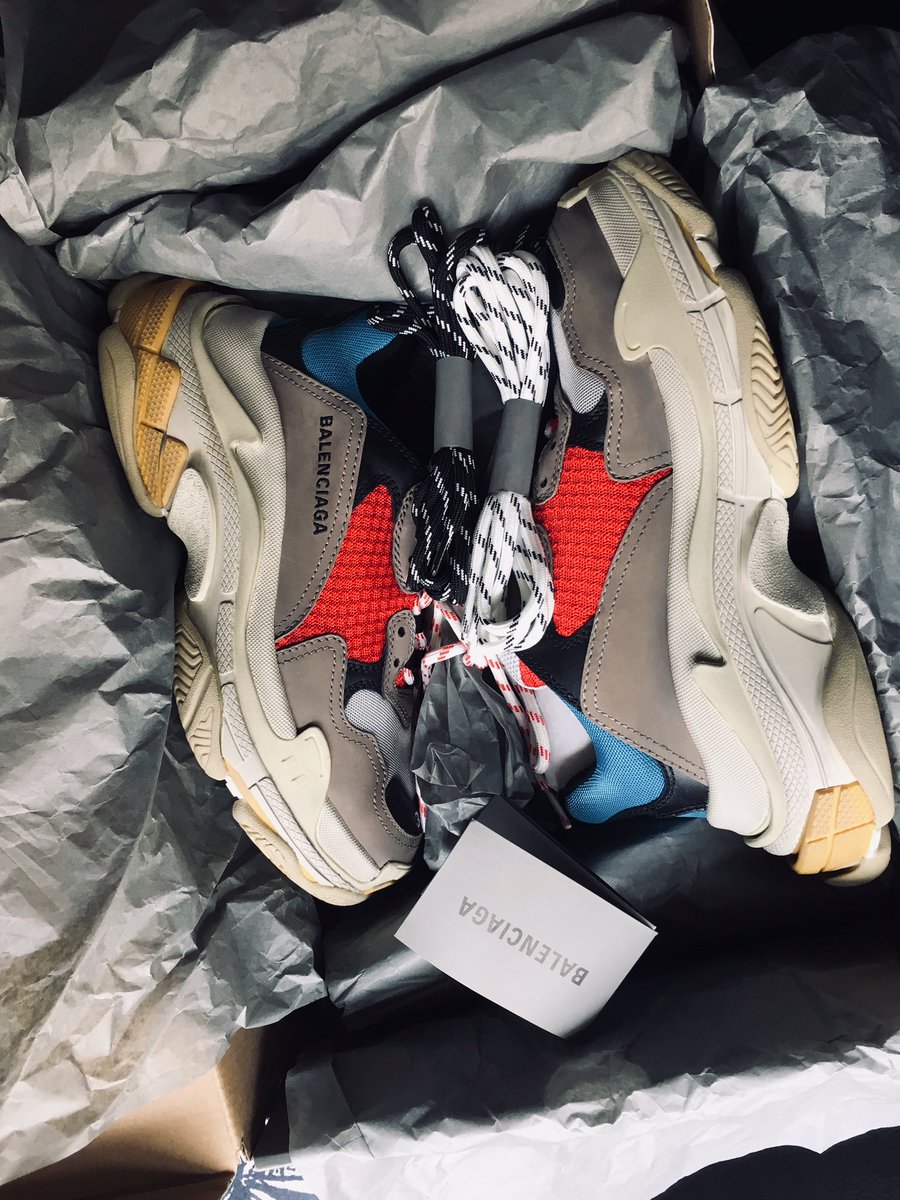 t_siinah's tweet photo. Anniversary Gift from My Everything♥️ https://t.co/JjSeNRtvKE