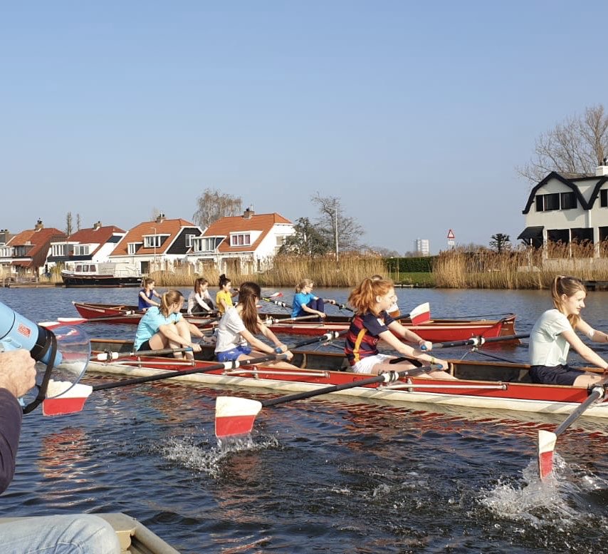 Leerlingen van diverse Rotterdamse scholen zijn weer aan het trainen voor het kampioenschap #schoolroeien #roeien #rotterdaminbeweging