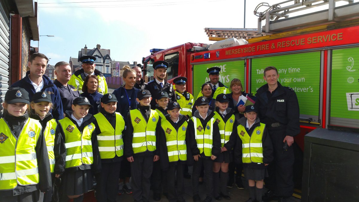 MerPolWaltonLn's tweet photo. Walton Lane Neighbourhood Policing Team enjoyed a successful impact day in the #Kirkdale area. Gwladys Street Mini Police offered advice to local residents about keeping their homes secure A big thank you to everyone that took part in the day! #OperationHandle #MPCommunityFirst https://t.co/kLeTWkt9w7