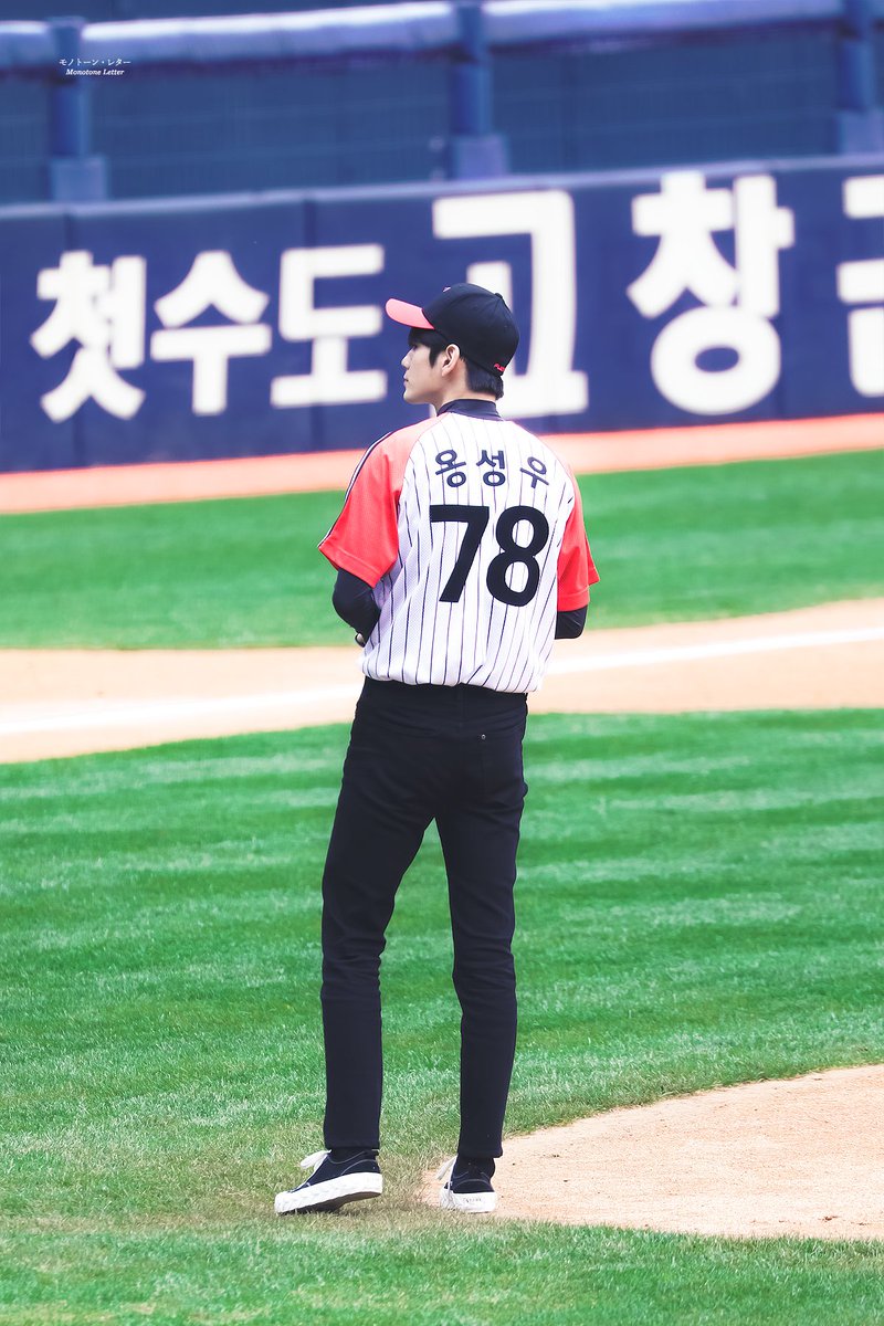 Monoletter_OSW's tweet photo. 190331 시구 #옹성우 💌

✒
https://t.co/Qs89e2qGjb
https://t.co/pIsAIwEInW https://t.co/Xw7Wmppc6F