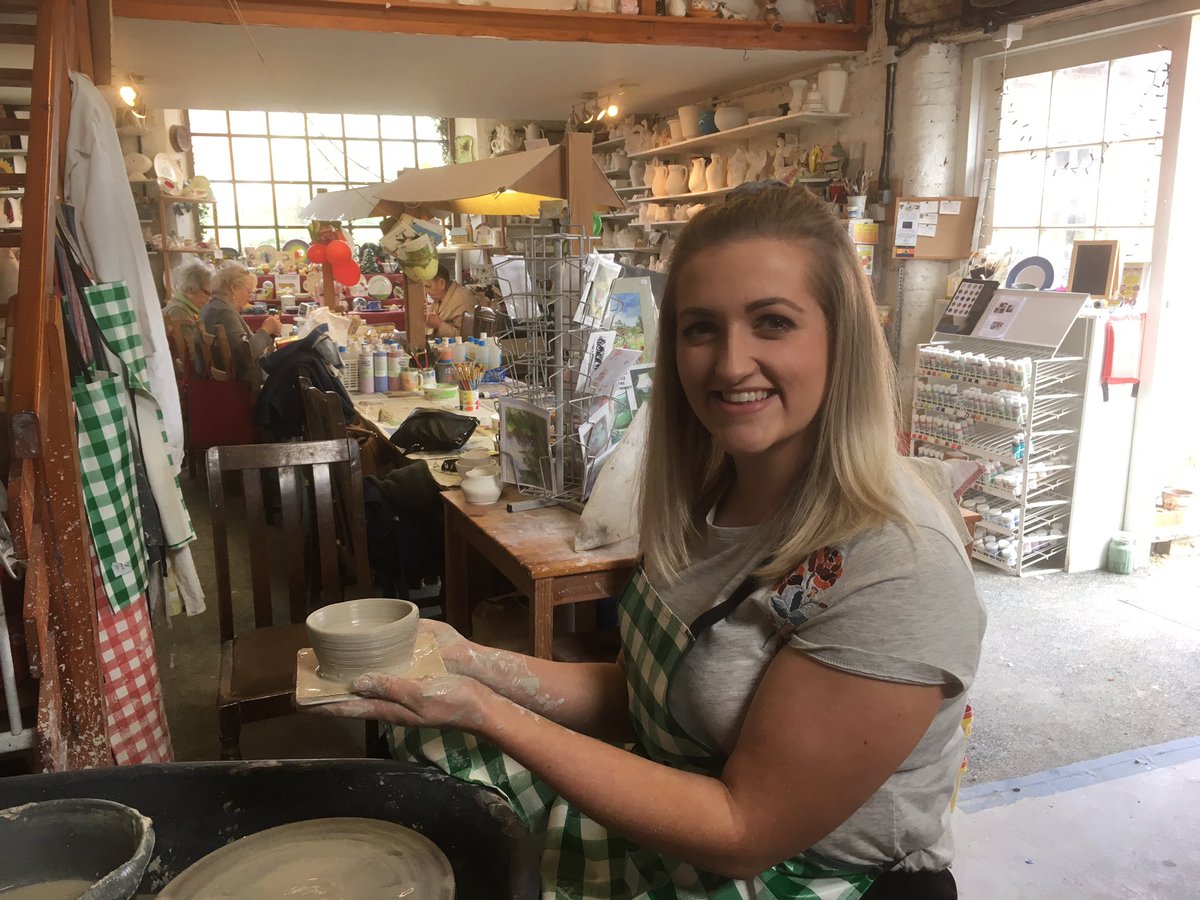 makeceramics's tweet image. Sunny Saturday’s Session! Lots of throwing, painting and home baking 🥰♥️ #throwapot #potthrowing #homebaling #sunnysaturday #haveagotothrowapot