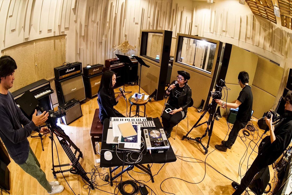 MUSlCSHARE's tweet photo. トーク中の一コマ♪
ゲストは、#MINGUSS with #中村哲・#新井一徳 。研ぎ澄まされた感性と音楽に真摯に向き合っている姿がお話の中でしっかりと伝わってきます😊
アーカイブもございますので、是非ご覧くださいませ→ https://t.co/Kw510DR4NW https://t.co/hqhb7HGxZ9