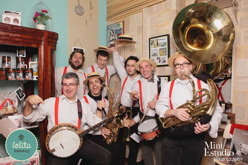 🎺🎶 El cap de setmana se succeiran vermuts dixie, classes obertes de swing i claqué, i cercaviles musicals. El dissabte la pl. Corsini acollirà la batalla de bandes: Sugar Push Street Band i Moby Dixie, una proposta de <a href="/tgnswing/">TGNswing</a>. #DixieTGN #HistòriesdelDixie