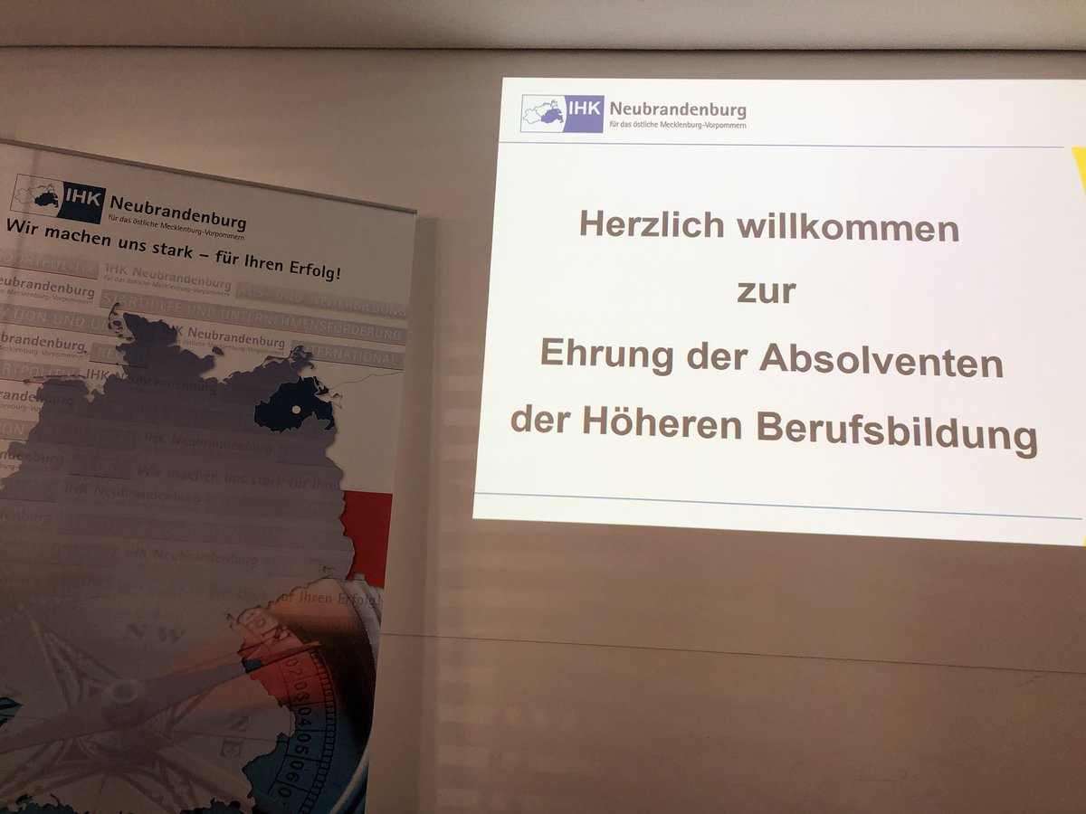 Das ist Europa 🇪🇺. Seit 2014 wird der Europäische Qualifizierungsrahmen EQR umgesetzt. Damit sind Fachwirte und Meister akademischem Abschluss gleichgestellt und EU-weit vergleichbar. Völlig zu recht! Heute Ehrung der AbsolventInnen der IHK Neubrandenburg 🎓 Glückwunsch! 🍾🎈🎉