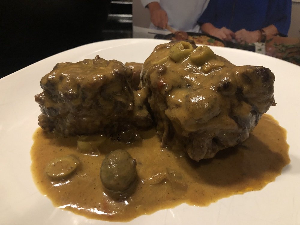 Hoy en <a href="/delascosasdelco/">@delascosasdelcomer</a>: Rabo de Ternera al vino tinto de Montserrat Fontané, madre de los Roca. Por <a href="/joseribagorda/">Jose Ribagorda</a> bit.ly/2K4RSym