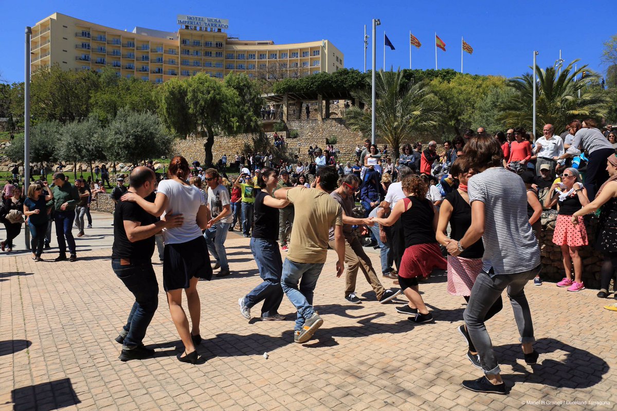 🎺🎶 Per cloure els 6 dies de bona música, el #TeatreElMagatzem acollirà el dimarts dia 30 un concert molt especial: La <a href="/velladixieland/">La Vella Dixieland</a> presenta ‘1917’. A més, el diumenge 31 <a href="/tgnswing/">TGNswing</a> oferirà el tradicional #PicnicDixie al parc de l’Amfiteatre. #DixieTGN #HistòriesdelDixie