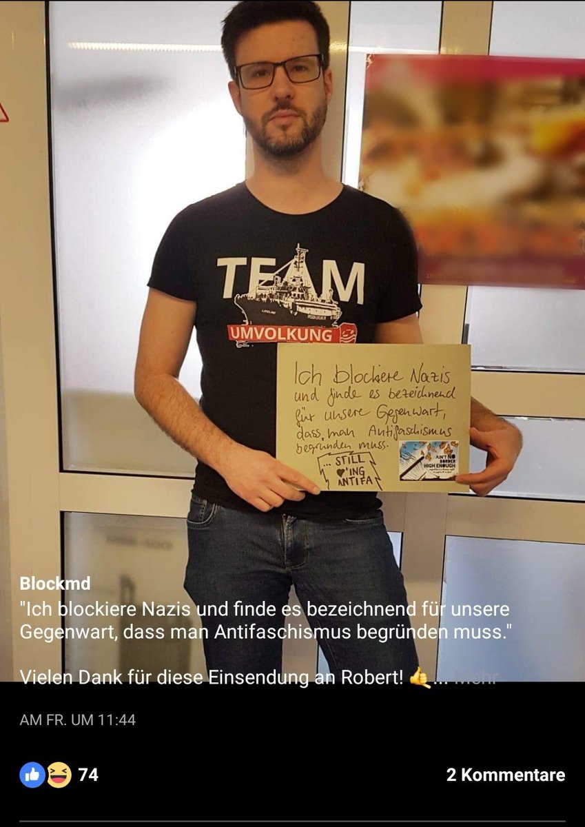 Christi21802507's tweet photo. Hier wird mal wieder deutlich zu welchen Zwecken in #Magdeburg  Schüler Instrumentalisiert werden und bei #FridaysForFuture Schülerdemos geködert werden.

Aufschrift "TEAM UMVOLKUNG" Shirt und Schild "still 🖤'ing ANTIFA" des Mitorganisators der Schülerdemos und Flüchtlingsrat. https://t.co/lnawJ6nPUg