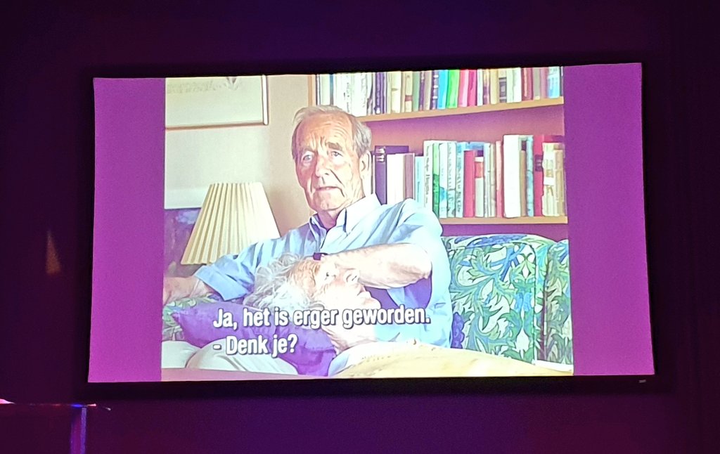 'Vaak zitten bepaalde gewoontes binnen een relatie in het impliciete geheugen. Door deze situaties weer te creeren (bijv. samen op de bank, hand in hand zitten.)'.
Mooi fragment uit de Zweedse docu Lasse og Ulla.
<a href="/HoogeveenFrans/">Frans Hoogeveen</a> <a href="/StudieArena/">StudieArena</a>