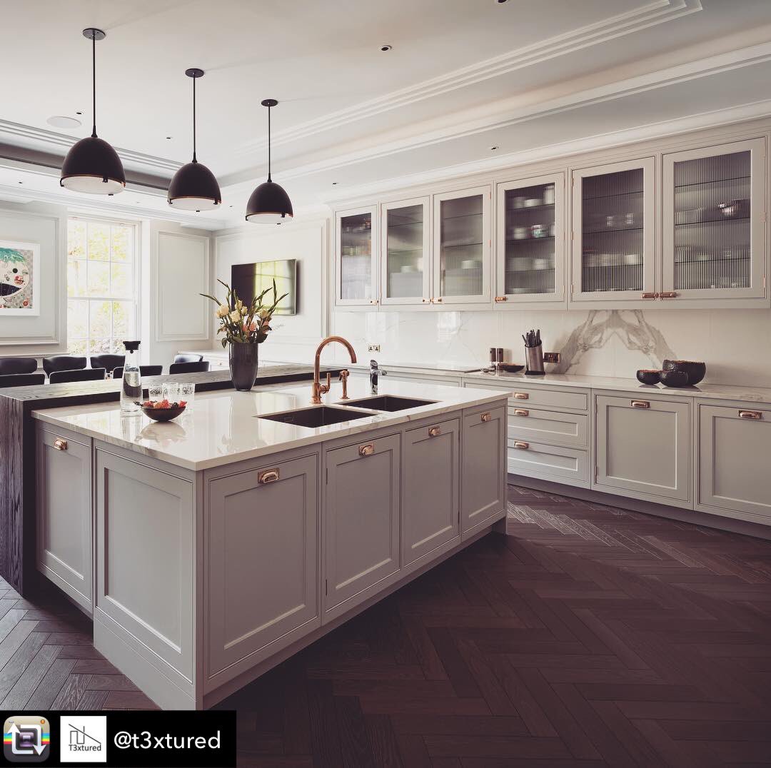NeolithS's tweet photo. Neolith is the perfect contemporary contrast to this delightful shaker style kitchen from @t3xtured #neolith #neolithkitchen #kitchen https://t.co/ZfiaOpuOIY