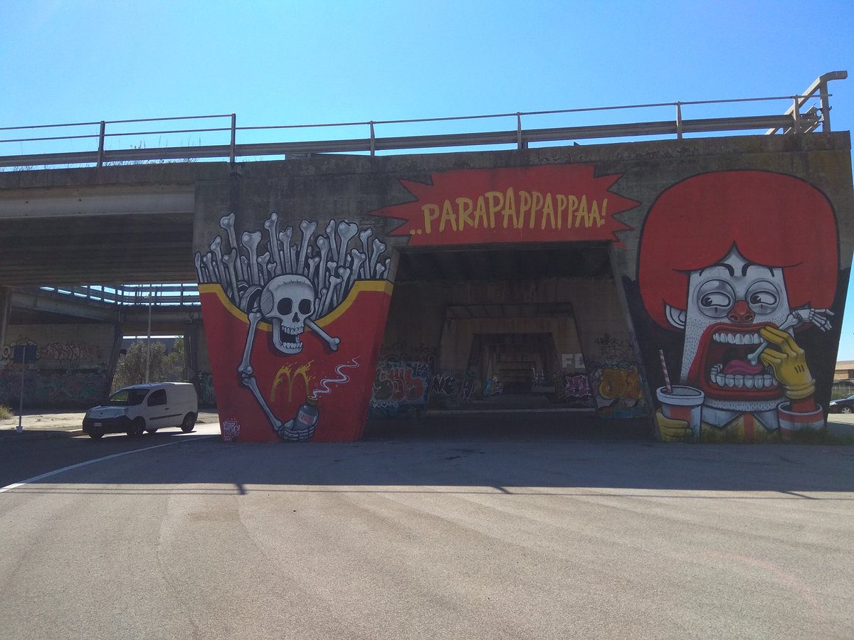 lavocedellastic's tweet photo. #Murales davanti al #McDonald's di #Dragona Le #multinazionali violentano la #Terra, abusano dei #lavoratori e #schiacciano i #dirittiumani https://t.co/AvnOcsU3Nt