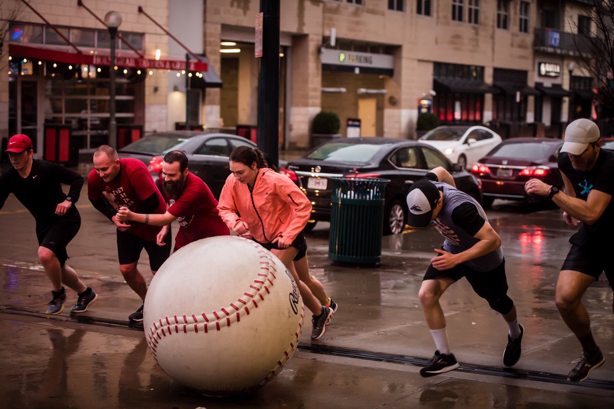 RoeblingRunners's tweet photo. The forecast called for HUSTLE and that’s just what we got. #rivercityhustle #runnersofinstagram #5run3 #runcincy #roeblingrunners #gabp #cincinnatireds https://t.co/pJ8rcLjRDR