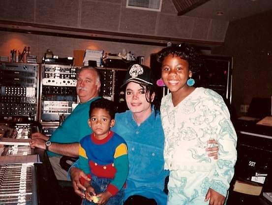 Bruce Swedien, Michael Jackson avec les enfants de Greg Phillinganes. Bad sessions, Westlake studios.

#Studio #Westlake #BadSessions #Bad #BruceSwedien #SoundEngineer #MJMusicDay #GregPhillinganes #MJFam #Moonwalkers #KingOfPop #MichaelJackson