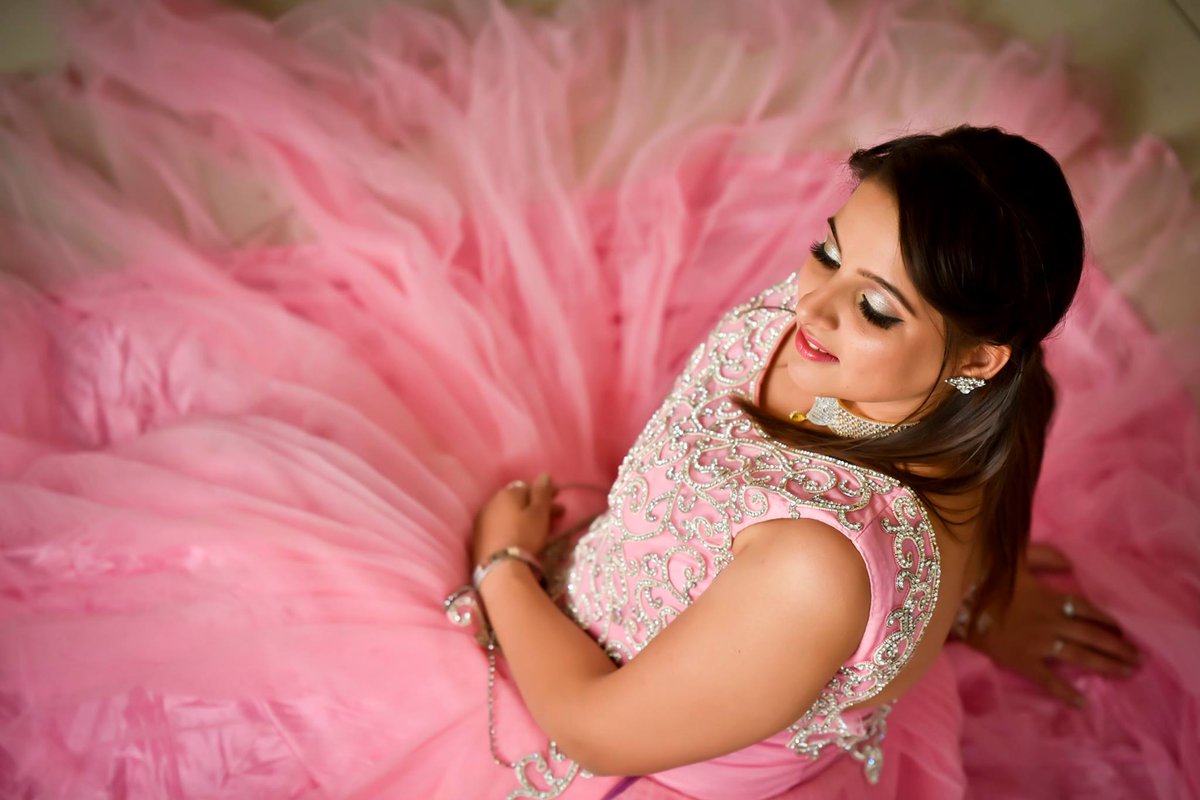 jonamaditya's tweet photo. Fairy Look for my pretty bride for her Engagement ❤️
In frame: Pratibha Pursnani
Makeup: @jonamaditya 
#makeupartist #brides #jonamsmakeupstudio #Indore #Mumbai #Paris #internationalartist #hairstylist #engagement https://t.co/FZd823qy1D