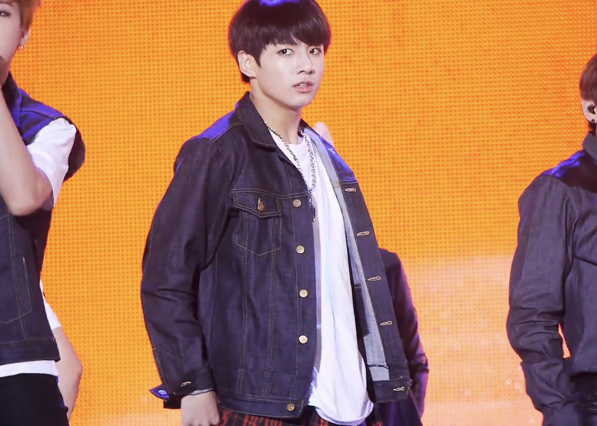 peachcrush_jk's tweet photo. 만우절하면 이게 제일 먼저 생각나.. 타돌 홈마분이 만우절이라고 올려준 그당시 이름도 잘 모르던, 무대를 참 잘하던 어느 소년의 직캠 https://t.co/ngpLqAHJky