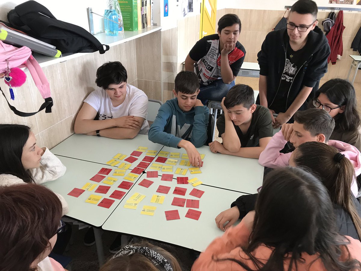 EscolaJoan23's tweet photo. #SEC Els alumnes de #4ESO fan jugar als companys de #3ESO amb els jocs de #IYPT2019 #aitp2019 chemistry
#SetmanaCultural19 https://t.co/eqgI93RXmC