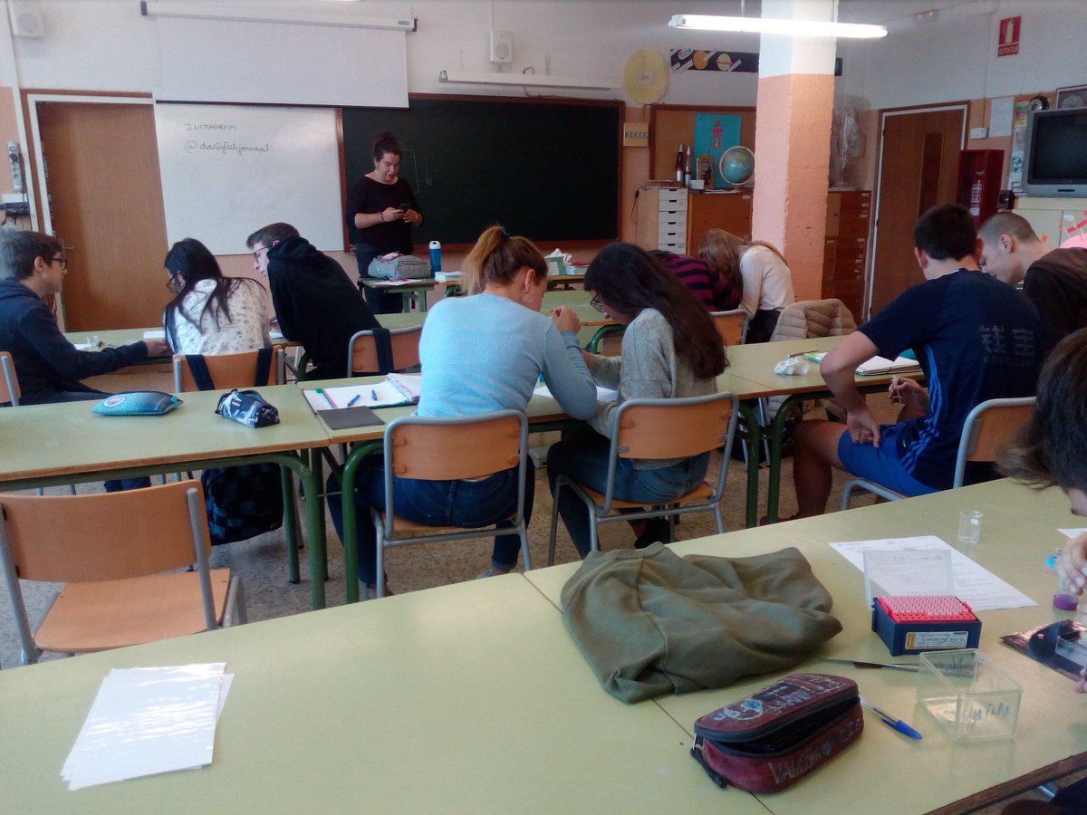 BisbeSivilla's tweet photo. Els biòlegs de 1BAT han realitzat una pràctica per saber qui ha estat l'assassí, a partir de mostres d'ADN de 3 sospitosos. #electroforesi. El material l'ha cedit pel Centre de Regulació Genòmica de Bcn.
@dailylabjournal
#institut #bisbesivilla #calella #somlinstitutdecalella 🕵️♀️ https://t.co/93j6HrLlof
