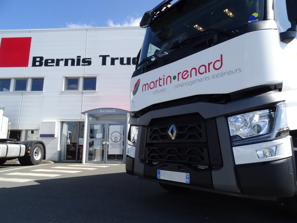 Bernis_Trucks's tweet photo. Très belle livraison de ce T 380 porteur 6x2 à notre client Martin Renard qui a fait le choix du 100% made in France et surtout le choix de travailler avec des entreprises situées près de chez lui.
#livraison #BernisTrucks #Libner #MartinRenard #Transmanut https://t.co/UnEvHlzHTG