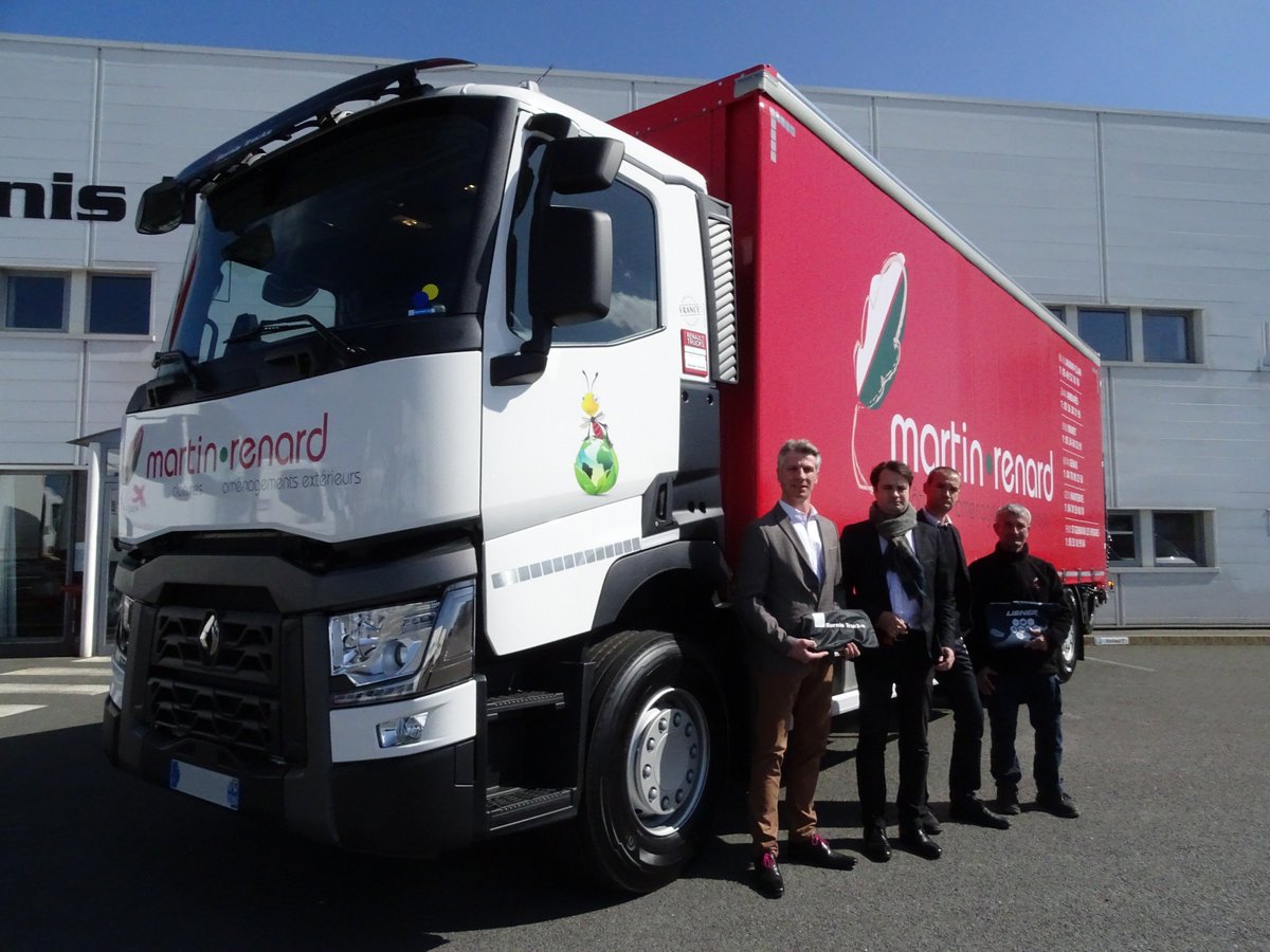 Bernis_Trucks's tweet photo. Très belle livraison de ce T 380 porteur 6x2 à notre client Martin Renard qui a fait le choix du 100% made in France et surtout le choix de travailler avec des entreprises situées près de chez lui.
#livraison #BernisTrucks #Libner #MartinRenard #Transmanut https://t.co/UnEvHlzHTG