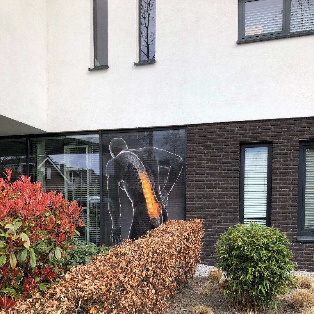 FysioPromotor's tweet photo. Onze week begint alweer helemaal goed. Zojuist hebben wij de foto's van de nieuwe #raamsigning van Fysiotherapie Jongh &amp; van Osta ontvangen! Resultaat ziet er gaaf uit, al zeggen wij het zelf😊. Nu moet alleen de heg nog wel een beetje groen kleuren 😏. #lente #fysio #promo https://t.co/0yBFPoPTgL