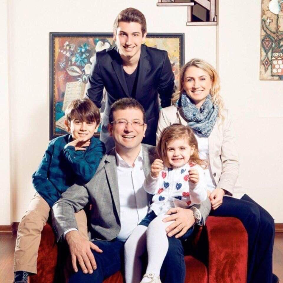 Çeyrek yüzyıldır İstanbul’a yakışır düzgün bir aile fotoğrafına hasret kalmışım. Teşekkürler İmamoğlu ailesi. Bu fotoğraf gönlümde çiçekler açtırdı.