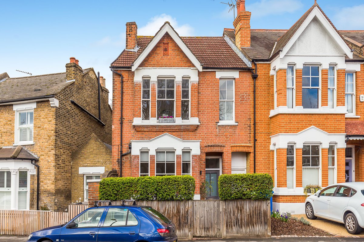 ✨JUST LAUNCHED✨ An Attractive 3 Double Bedroom End of Terrace House on Calton Avenue! £1,199,000 

Please call Knight Frank Dulwich on 0203 815 9410 to arrange a viewing 

#dulwichvillage #dulwich #dulwichproperties