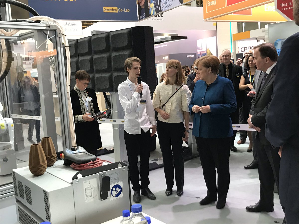 RISEsweden's tweet photo. Emil Johansson and @PiaSandvik host @AngelaMerkeICDU and @SwedishPM - demonstrating the potential for industry with Digital Additive Manufacturing. @ABBSverige @Ericsson @Electrolux #Piab #Höganäs @storaenso @UnibapAB #Amexci @produktion2030 #riseinnovation #SwedenCoLab #AM https://t.co/jIFvDLbn7a