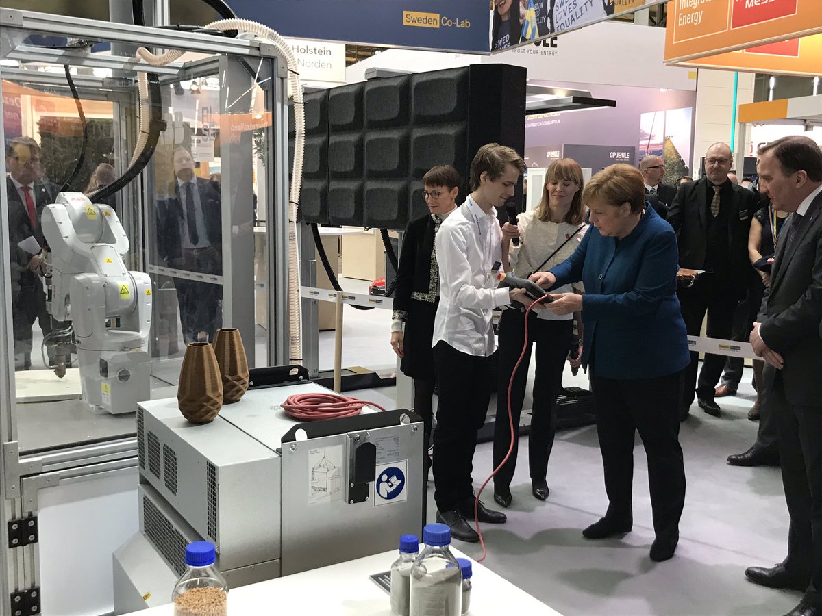 RISEsweden's tweet photo. Emil Johansson and @PiaSandvik host @AngelaMerkeICDU and @SwedishPM - demonstrating the potential for industry with Digital Additive Manufacturing. @ABBSverige @Ericsson @Electrolux #Piab #Höganäs @storaenso @UnibapAB #Amexci @produktion2030 #riseinnovation #SwedenCoLab #AM https://t.co/jIFvDLbn7a
