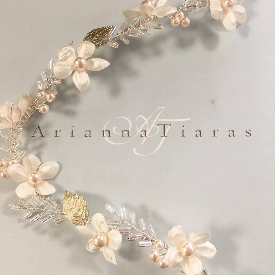 NEW // our new AR585 is a beautiful floral hair vine. Our sample has been made using Ivory flowers but we can also make them in Coffee, Light Pink and Light Rose

#ariannatiaras #hairstyle #designer #handmade #brides