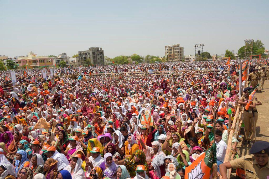 IRanjanaV's tweet image. महाराष्ट्र के वर्धा से प्रधान मंत्री नरेंद्र मोदी जी का  चुनावी शंख नाद। कहा महात्मा गांधी की भूमि से उनके सपने को करेंगे साकार। गांधी जी ने कांग्रेस विसर्जित करने कहा था। #ModiInWardha #NaMoInWardha @LoksattaLive @NCPspeaks