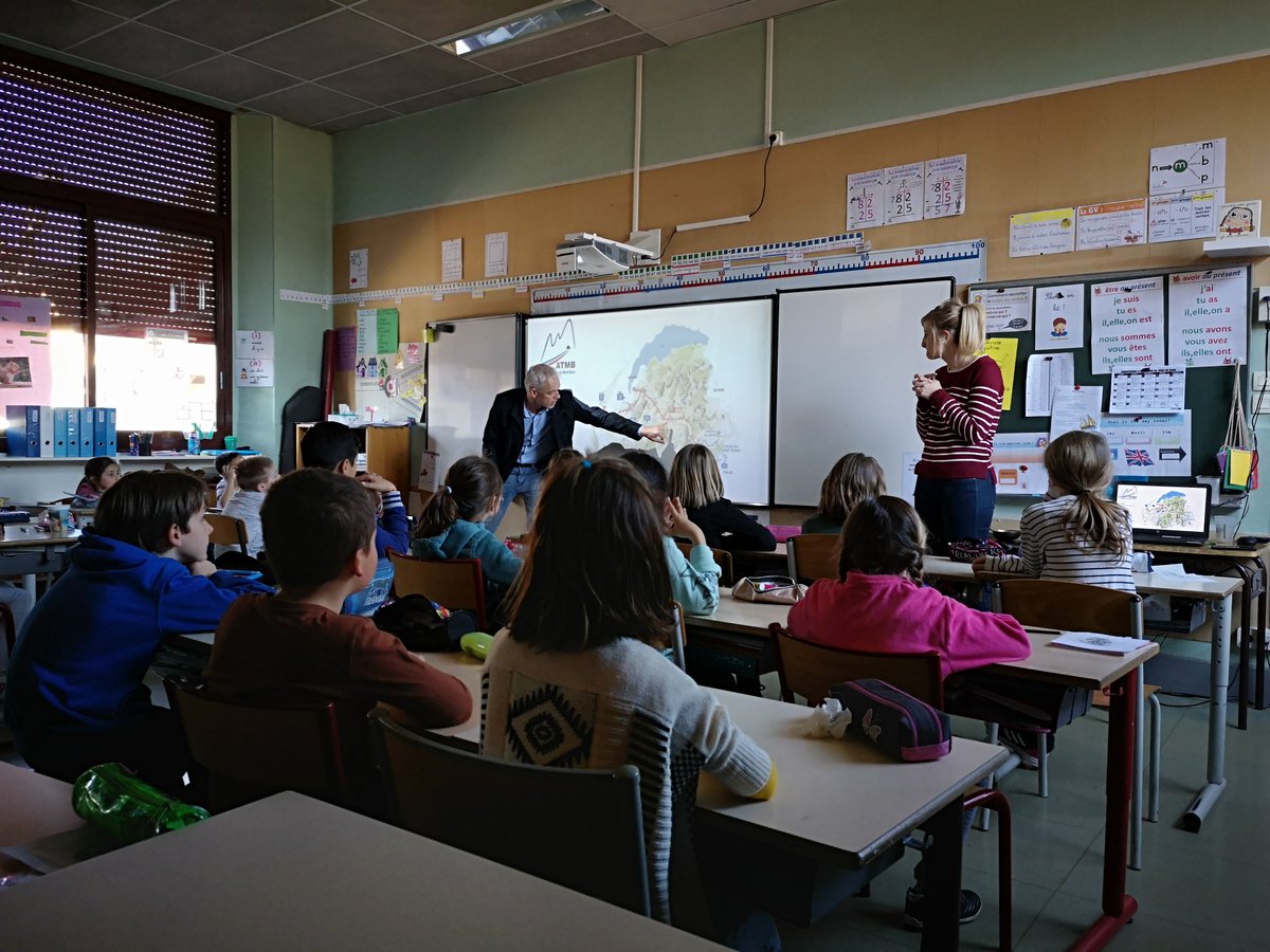 ATMBinfo's tweet photo. ATMB et @Chasseurs74 sont intervenus auprès des élèves de l’école élémentaire d’#Arenthon pour leur proposer des activités ludiques sur les différentes espèces du territoire 🐾 https://t.co/J6q1qWeYu9