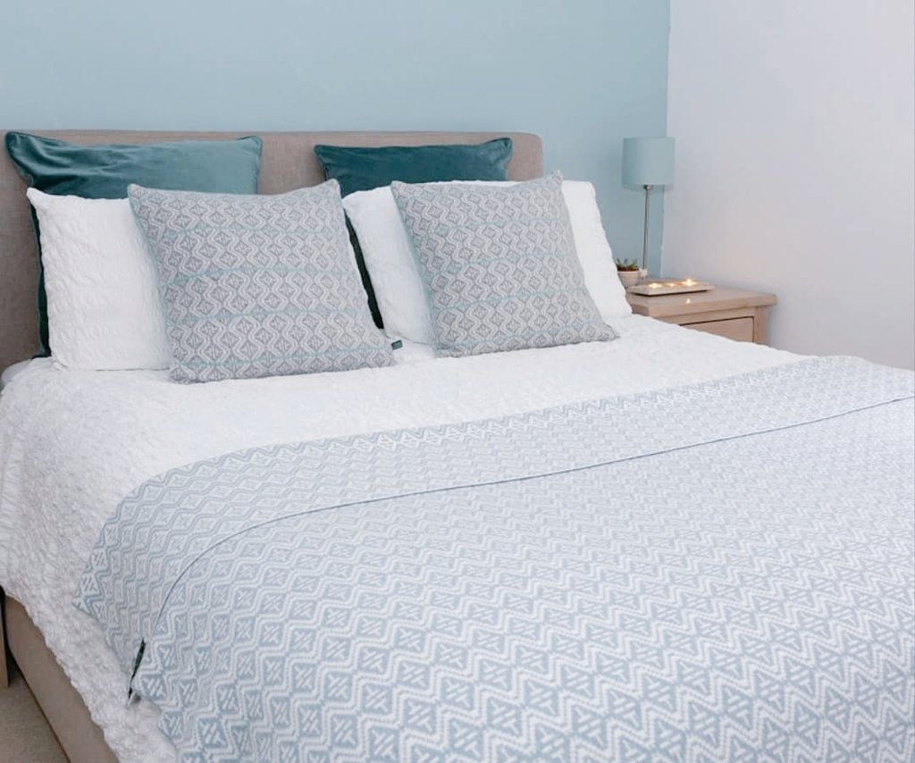 New Katie Victoria shop section online at the beautiful myza.co 
A lifestyle brand that focuses solely on sleep and the experience of sleep. How wonderful! These lambswool blankets are available now online