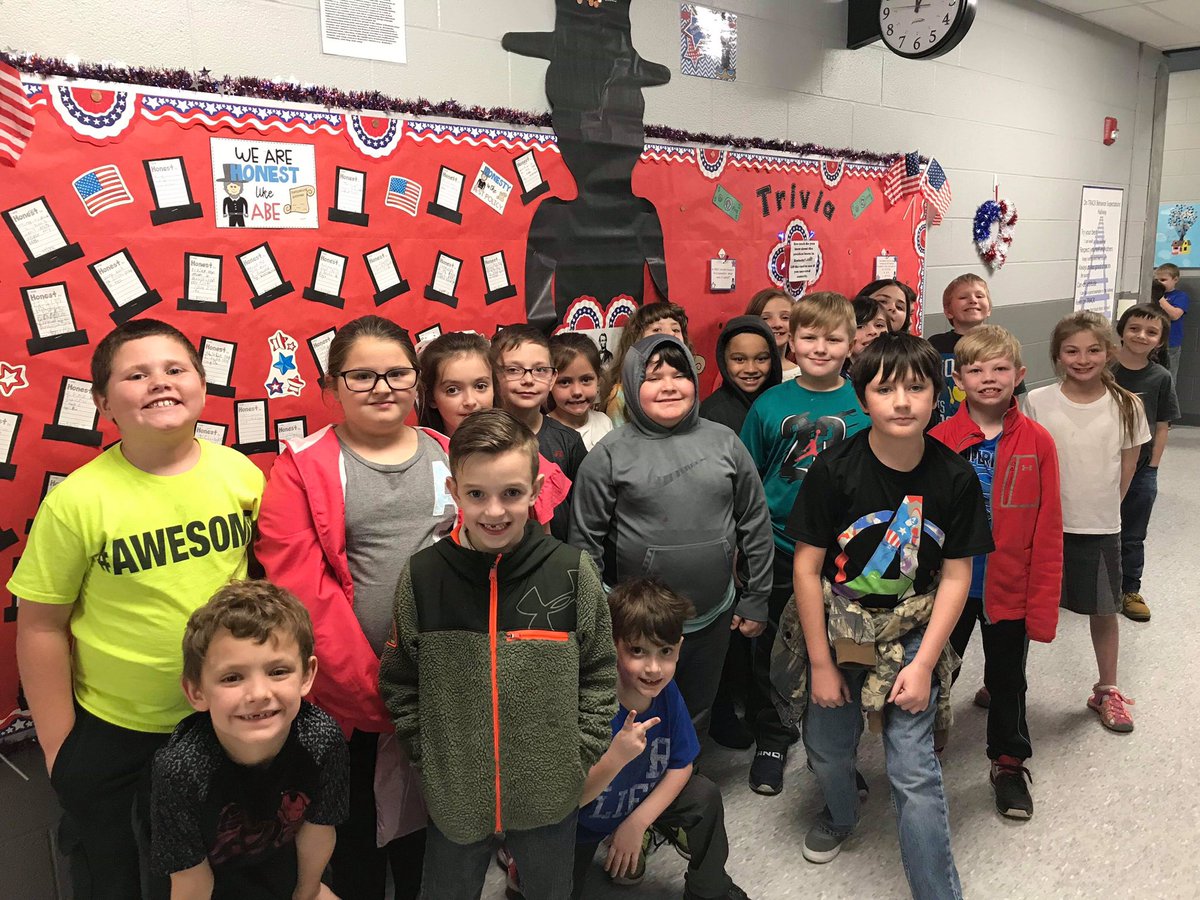 Estill_Springs's tweet photo. The students of Estill Springs Elementary participated in a Kentucky History Gallery walk! @KEDC @KyCharge #historyeducation https://t.co/nlY0HnnuPP
