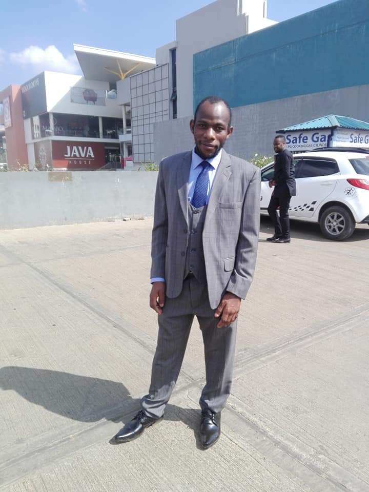 KilimaniFollow's tweet photo. MfalmeTajiri AKA in Kenya vs him . #Dubai 
#Ke https://t.co/Y71SPqMeMY