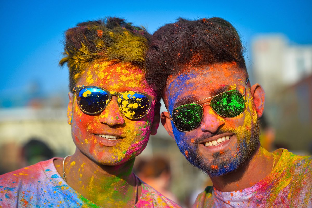 Hannam79's tweet photo. Colourful Holi celebrations at the De Montfort University #holifest https://t.co/jbFqrTy9yS
