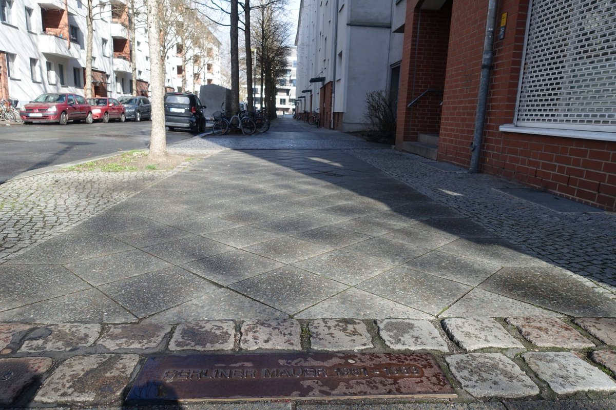 48a\\ The fourth and longest street, the Onckenstraße, is named after the German economist August Oncken (1844-1911). I’m not sure why the street sign says Austrian economist though. The Berlin Wall divided the street into an Eastern and a Western part.