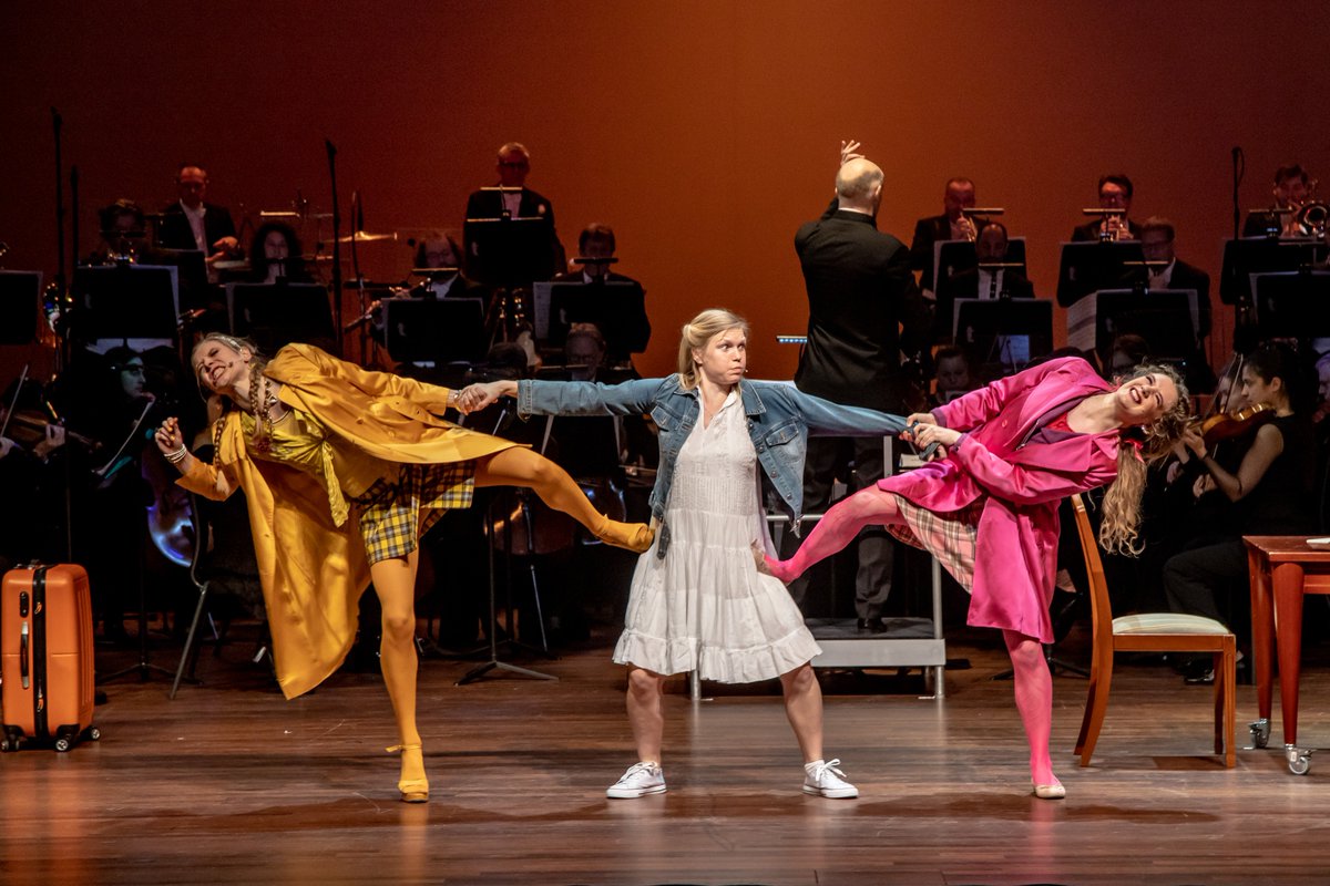 "Het werkt. Je ziet bij de vijfjarigen nog net niet de mond openvallen als een compleet symfonieorkest de prachtige muziek inzet.", zegt de recensent van De Theaterkrant over 'Assepoesters Assepesters'. Zelf zien dat het werkt? bit.ly/AssepoestersAs…
#familieconcert #theater