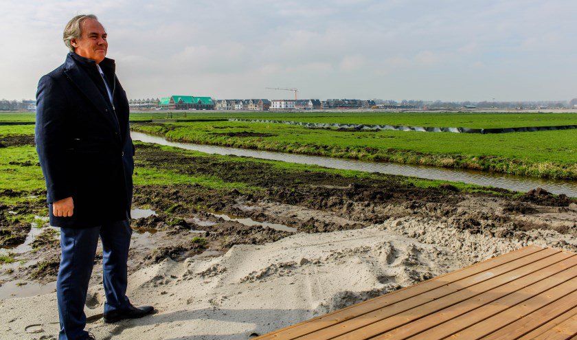 Nu in the middle of nowhere, binnenkort het epicentrum van #Weespersluis. Projectdirecteur van de GEM #Bloemendalerpolder, Fred Langeslag, licht het project toe. Een mooie #samenwerking van AM, BPD / VanErk en Blauwhoed / VanWijnen. Lees het #interview: bit.ly/2YGsRwP