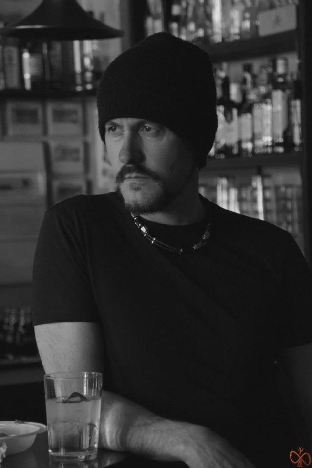 Esta foto está hecha antes de empezar el concierto de ayer. 
Es obra de #PattyArquero.
Dice que me la robó..., pero no es una ladrona.
Ella sólo te roba algo, cuando sabe que puede mejorarlo y, después... te lo regala. 
Gracias por tu arte