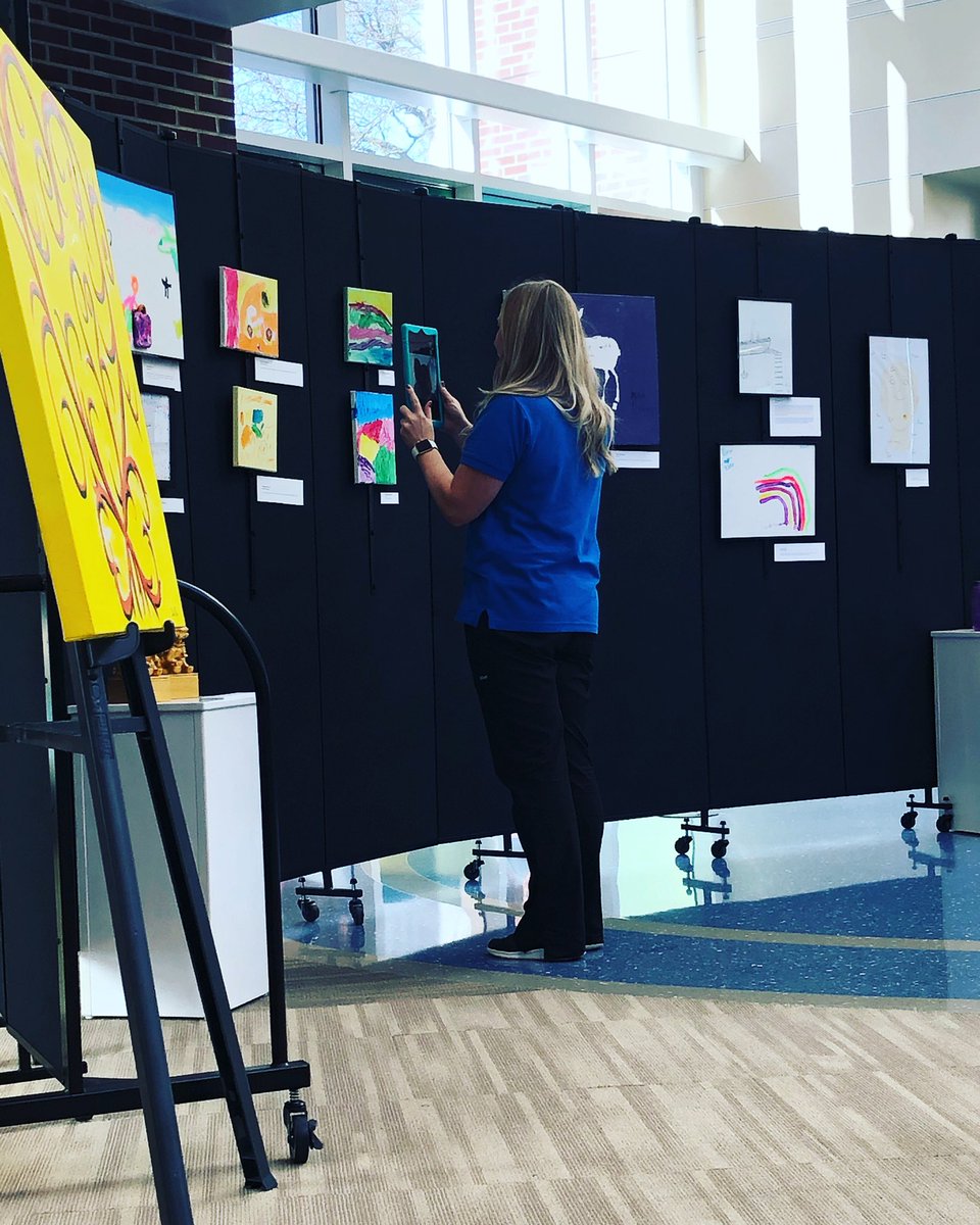 RileyArtTherapy's tweet image. When you can’t leave your room to come see the art show, we bring the art show to you via FaceTime! #creativityiscontagious @RileyKids @RileyArtTherapy @RileyChildrens