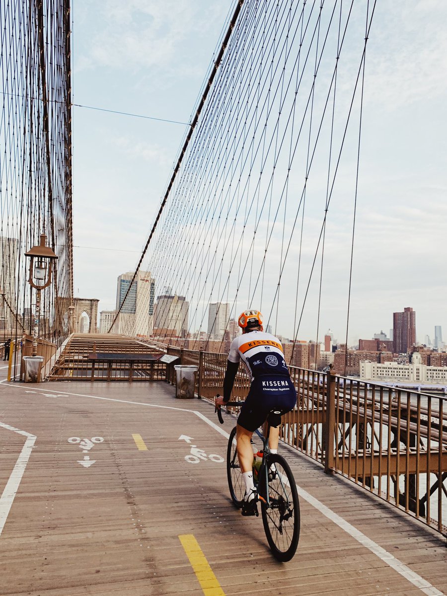 KissenaCycling's tweet photo. john, crossing the brooklyn bridge. photo by @groovylab #kissenacycling #redbeardbikes https://t.co/Vd8ZvB6LMu
