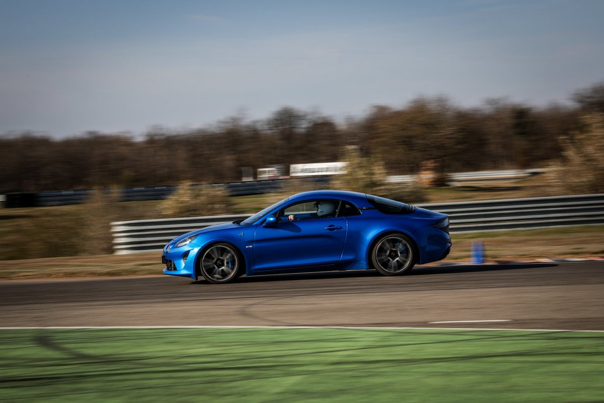 La Piste Bleue #Alpine made this year its first stop on the circuit of l’Anneau du Rhin. Our participants had the opportunity to experience our exclusive on-track program behind the wheel of the #AlpineA110.
Sign up now for our next stops: lapistebleue.com/en/
