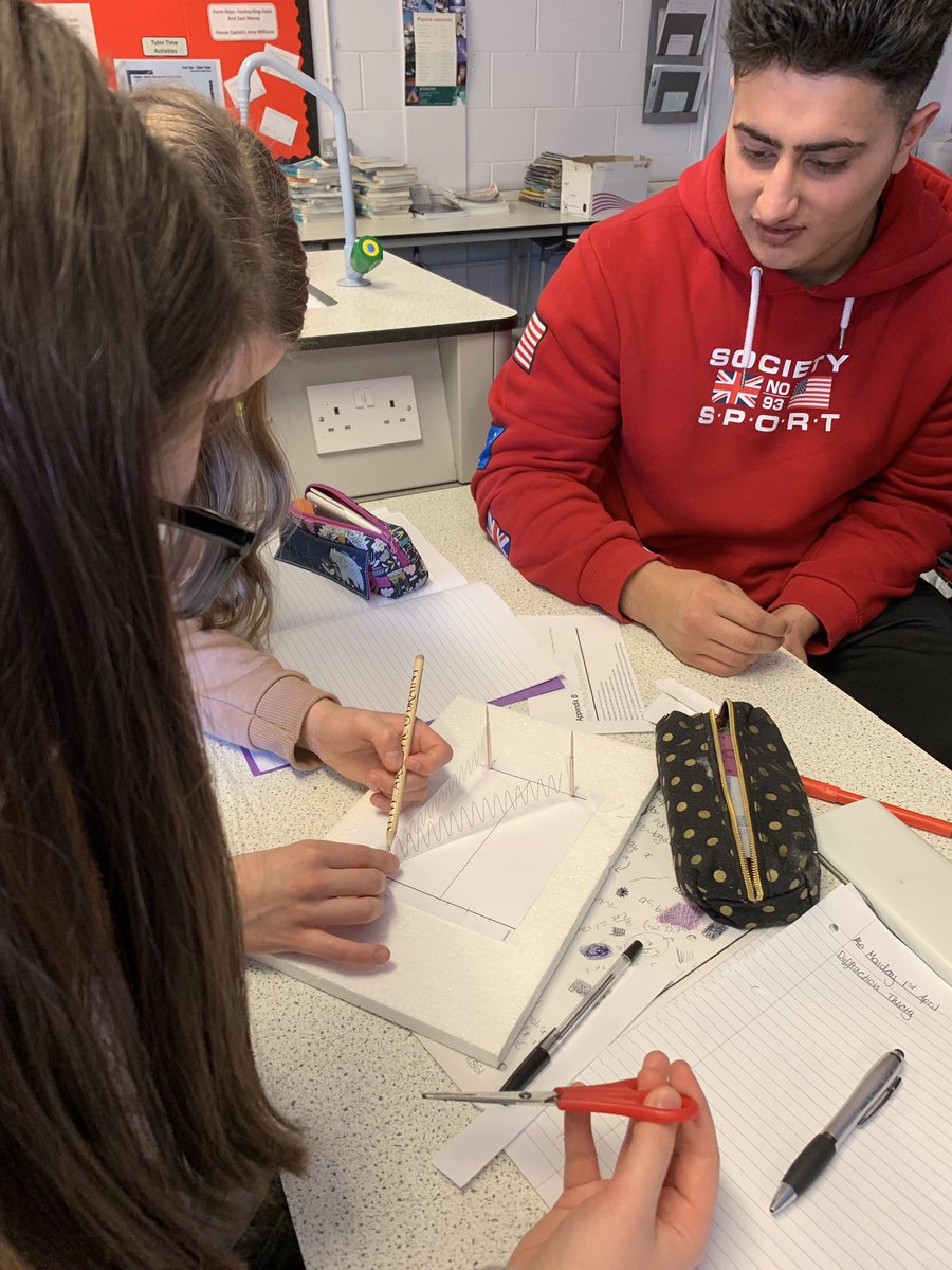 tlesphysics's tweet photo. Year 12 Physics used @Perimeter resources today to investigate double slit interference patterns @longeatonschool @TLES_Brainiacs @TLES16 https://t.co/QYQN2iB7q9