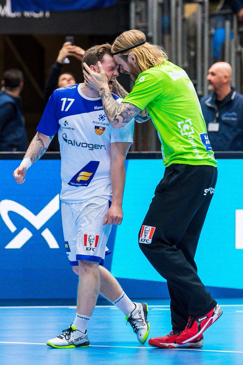 ihfhandball's tweet photo. A team is not a group of people who work together. A team is a group of people who trust each other 👏🏼🇮🇸
#MotivationalMonday
@HSI_Iceland https://t.co/ZiGrusXP1x